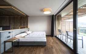 Familienzimmer Kreuzkofel mit tollem Ausblick - Foto: Alex Filz